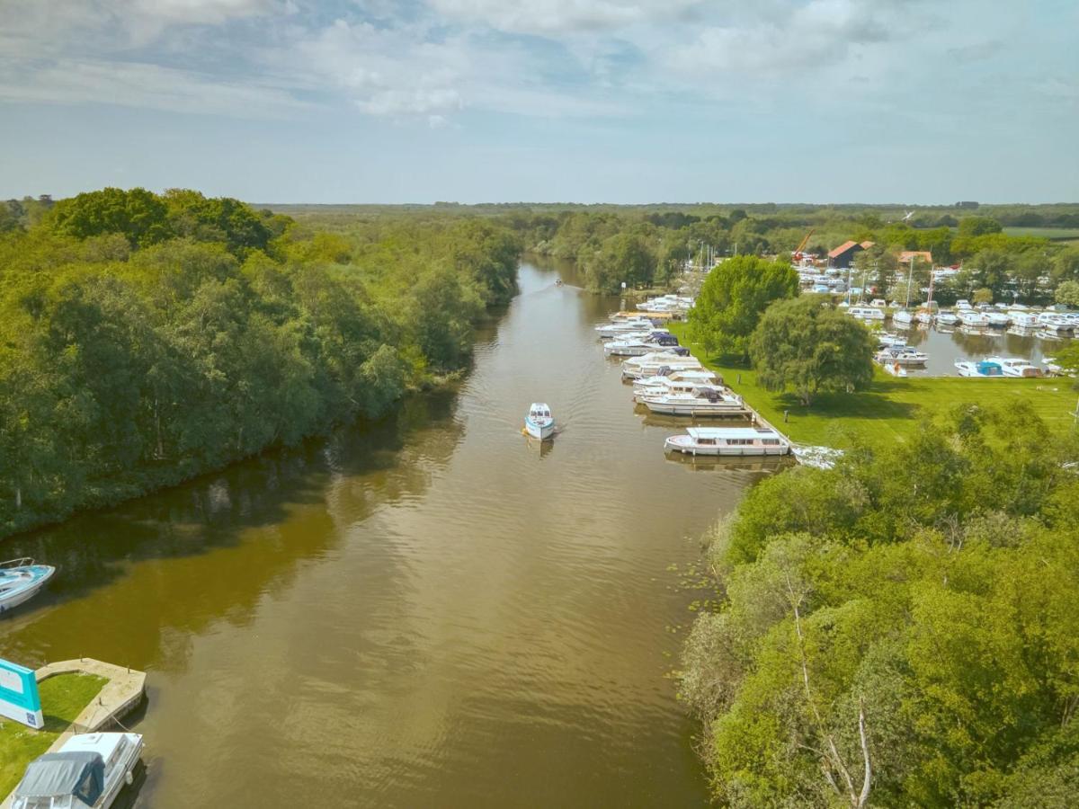 Adorable Two Bed Norfolk Broads Holiday Home - River Views With Moorings & Fishing Stalham Exterior photo