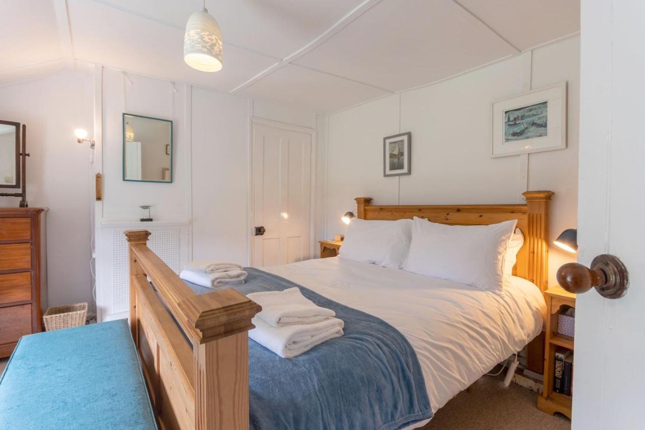 Adorable Two Bed Norfolk Broads Holiday Home - River Views With Moorings & Fishing Stalham Exterior photo