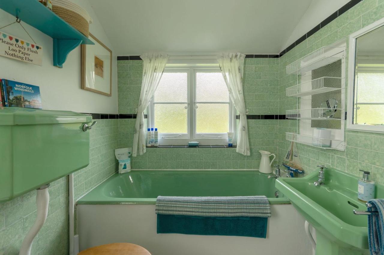 Adorable Two Bed Norfolk Broads Holiday Home - River Views With Moorings & Fishing Stalham Exterior photo