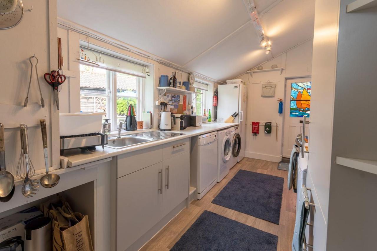 Adorable Two Bed Norfolk Broads Holiday Home - River Views With Moorings & Fishing Stalham Exterior photo