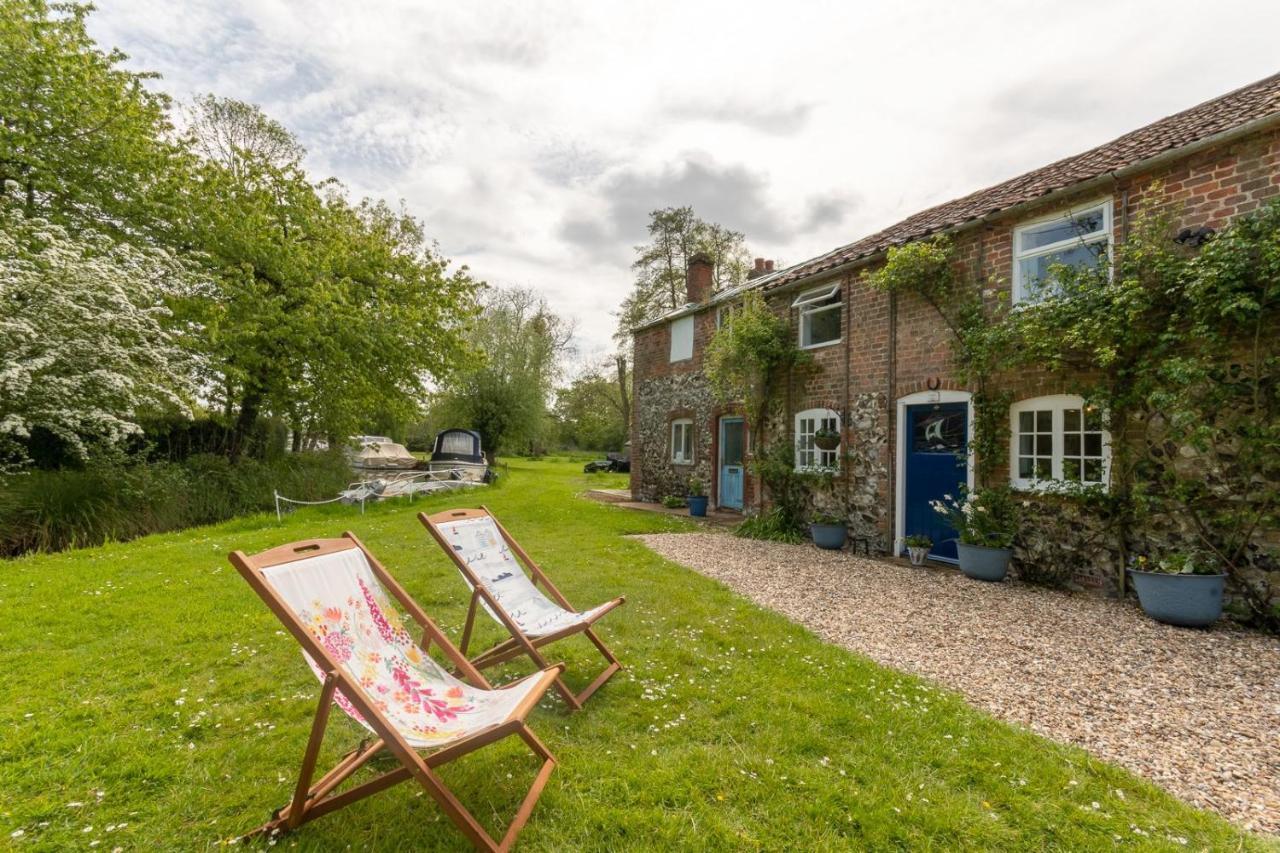 Adorable Two Bed Norfolk Broads Holiday Home - River Views With Moorings & Fishing Stalham Exterior photo