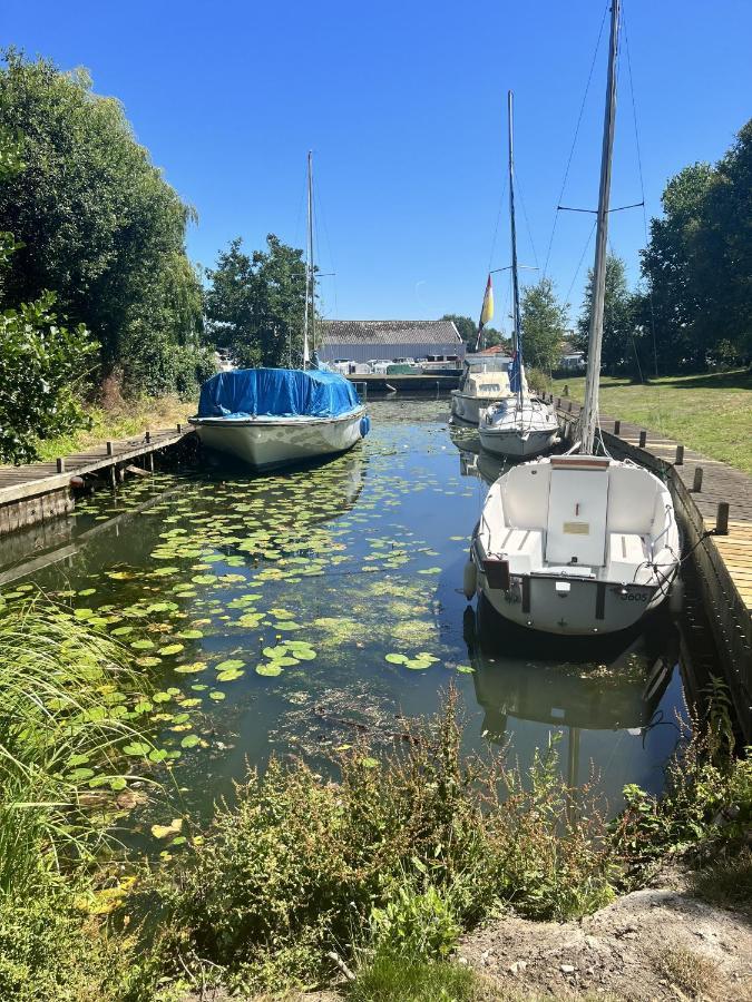 Adorable Two Bed Norfolk Broads Holiday Home - River Views With Moorings & Fishing Stalham Exterior photo