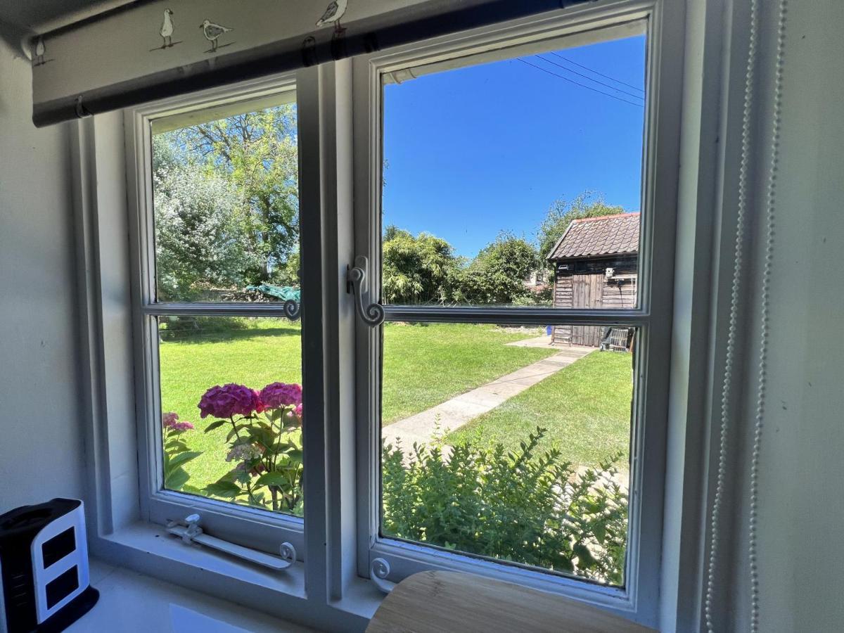 Adorable Two Bed Norfolk Broads Holiday Home - River Views With Moorings & Fishing Stalham Exterior photo