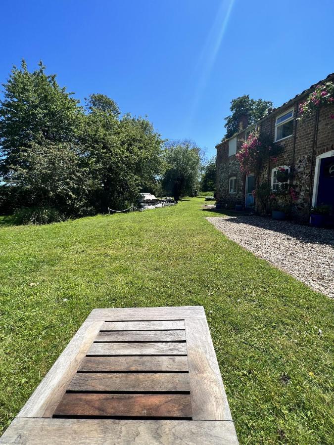 Adorable Two Bed Norfolk Broads Holiday Home - River Views With Moorings & Fishing Stalham Exterior photo