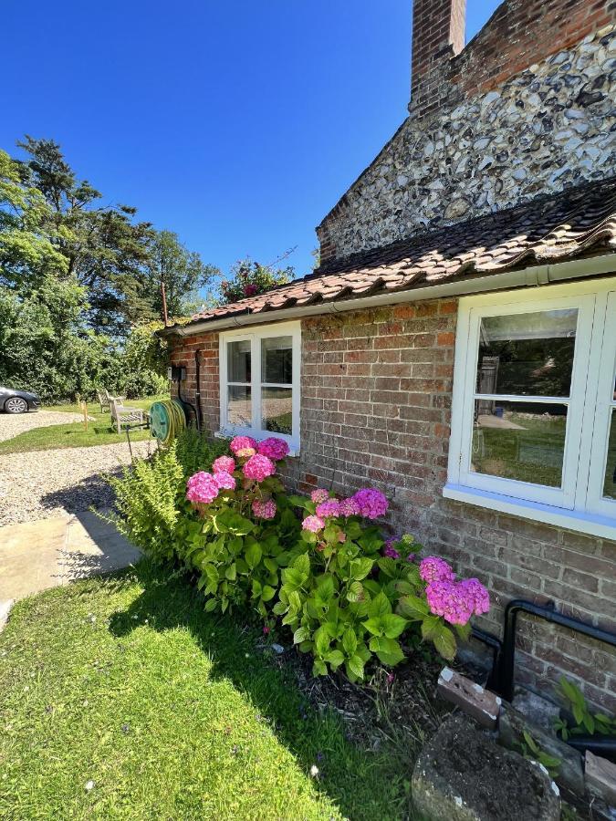 Adorable Two Bed Norfolk Broads Holiday Home - River Views With Moorings & Fishing Stalham Exterior photo
